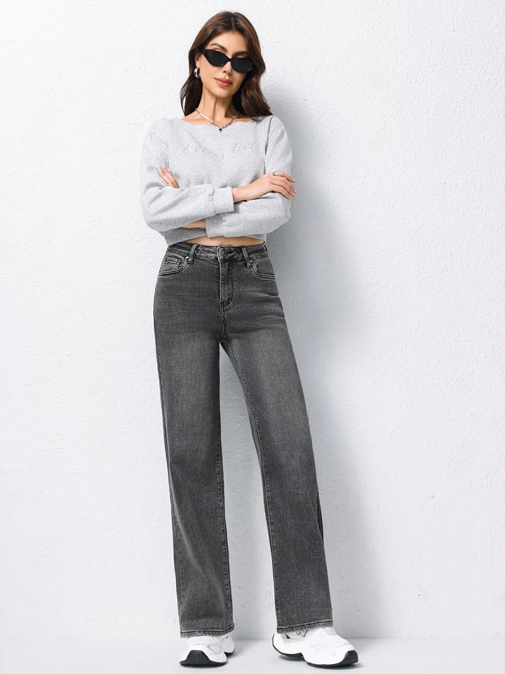 Grijze LAVK wide leg jeans met een lichtgrijze trui en witte sneakers