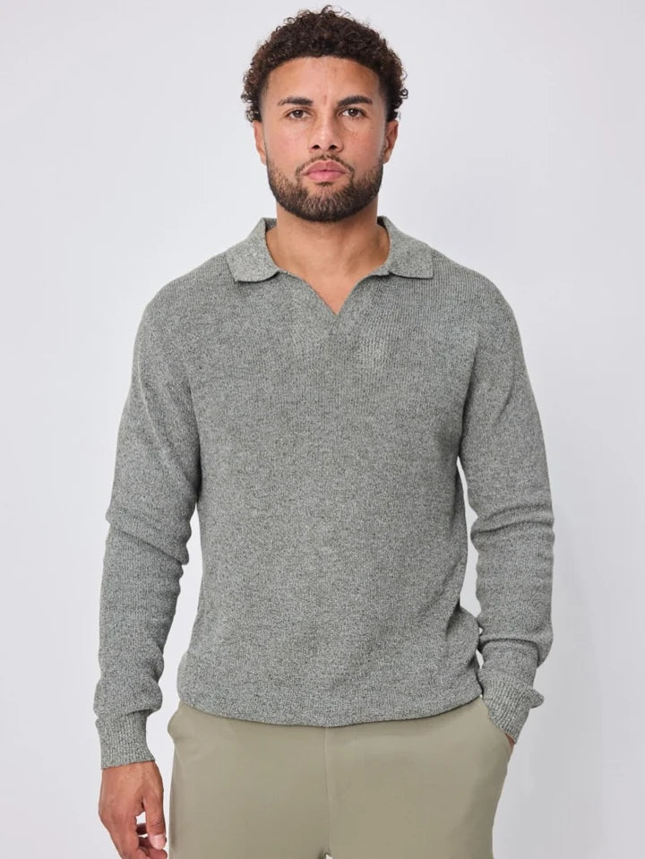 Herenlook met een grijze LAVK gebreide polo en een lichte pantalon