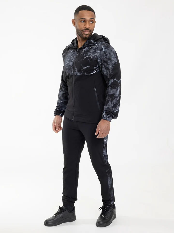 Herenlook met een zwart LAVK trainingspak met marmerprint